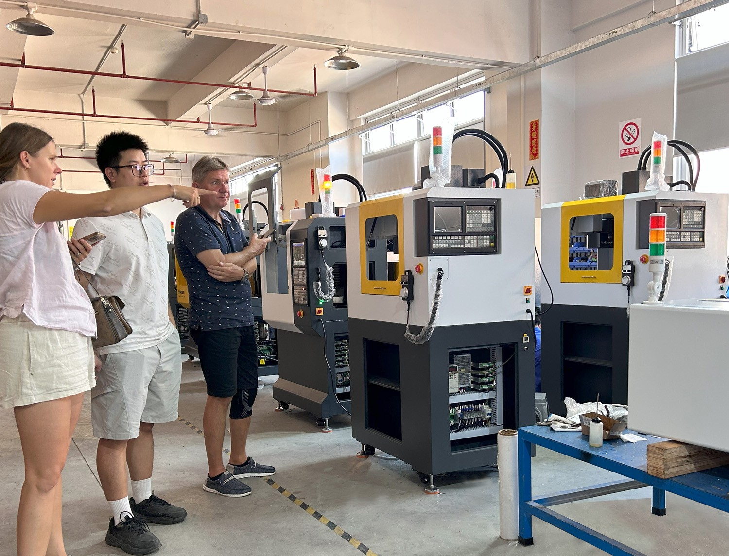 捷克客戶蒞臨育菁裝備考察桌面級加工中心，深化技術交流合作